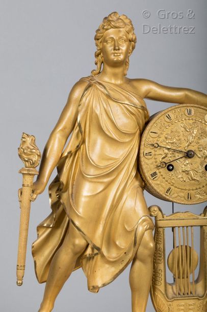 null Pendule en bronze ciselé et doré représentant Apollon ou Orphée (?) debout portant...