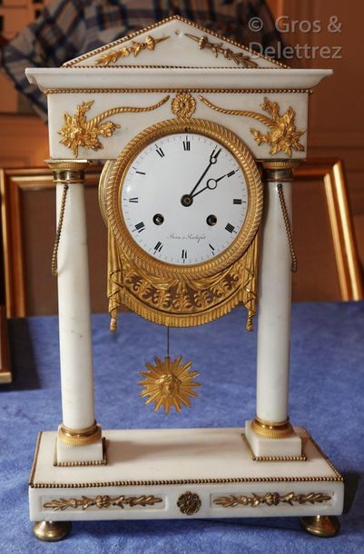 null Portico clock in white marble and gilt bronze decorated with rows of pearls,...