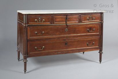 null Straight mahogany veneer chest of drawers decorated with brass framing rods,...