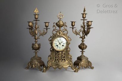 null Chiseled and openwork bronze mantel set with two-handled vases, foliage, gadroons,...