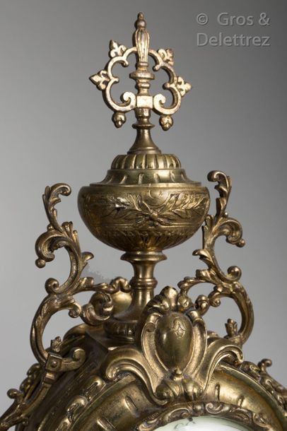 null Garniture de cheminée en bronze ciselé et ajouré à décor de vases à deux anses,...