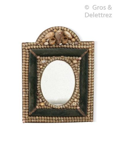 null Lot composed of a rectangular mirror and a box entirely covered with pearly...