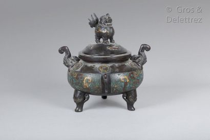 null JAPAN

Tripod perfume burner in patinated bronze and polychrome cloisonné enamels,...