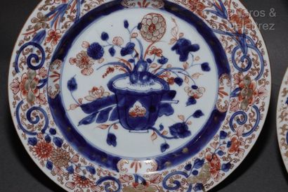 null CHINE ou JAPON

Paire d’assiettes en porcelaine à décor Imari bleu, rouge et...