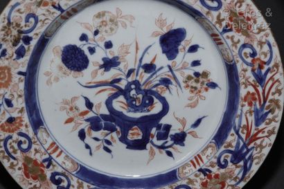 null CHINE ou JAPON

Paire d’assiettes en porcelaine à décor Imari bleu, rouge et...