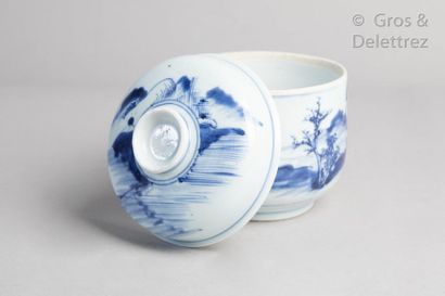 null Chine. Pot couvert en porcelaine blanc et bleu à décor de paysage lacustre ...