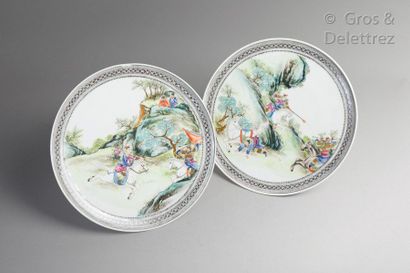 null Chine XXe 

Paire d’assiettes décorées en émaux polychromes de cavaliers combattant...