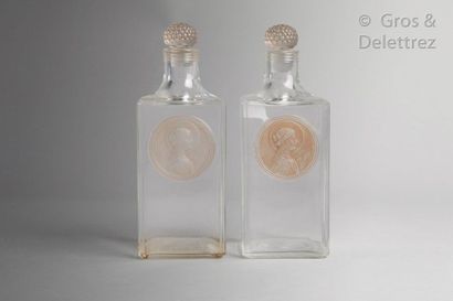 RENE LALIQUE (1860-1945) Rare paire de carafes en verre pressé-moulé de forme quadrangulaire...