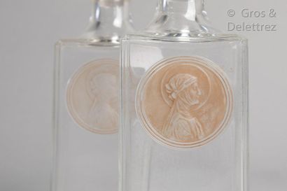 RENE LALIQUE (1860-1945) Rare paire de carafes en verre pressé-moulé de forme quadrangulaire...