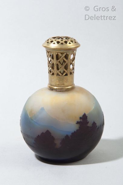 GALLE Lampe berger en verre multicouche représentant une paysage vosgien avec lac,...