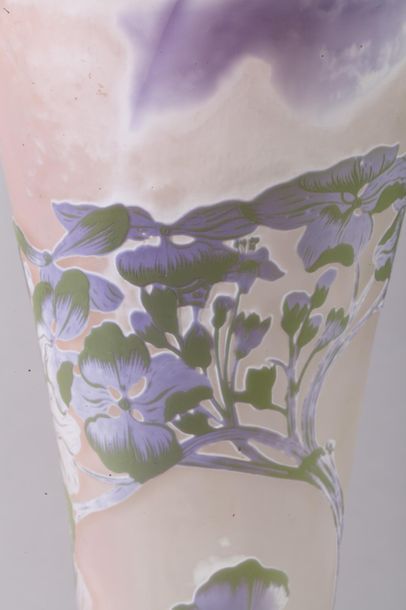 ÉTABLISSEMENTS GALLÉ Vase en verre doublé à décor dégagé à l’acide de motifs floraux...