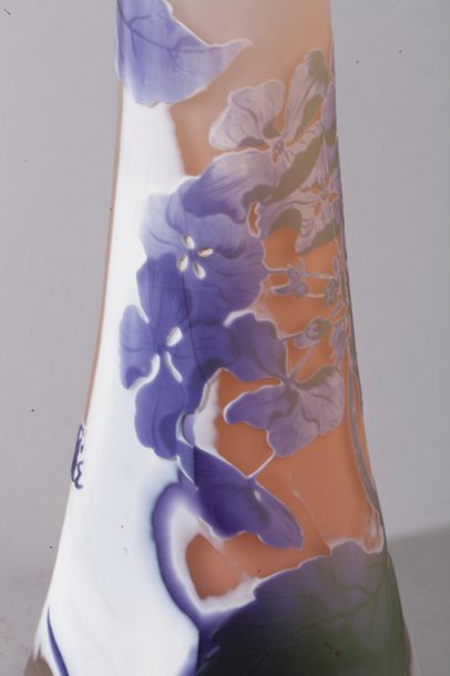 ÉTABLISSEMENTS GALLÉ Lined glass vase with acid-etched decoration of floral motifs...