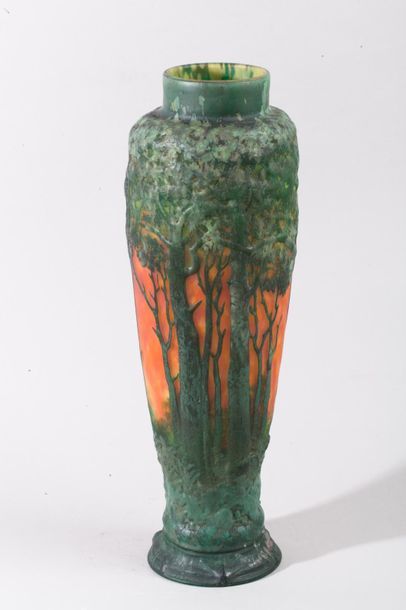 DAUM Nancy Vase en verre soufflé multicouches à décor dégagé à l’acide d’arbres 

Signé...