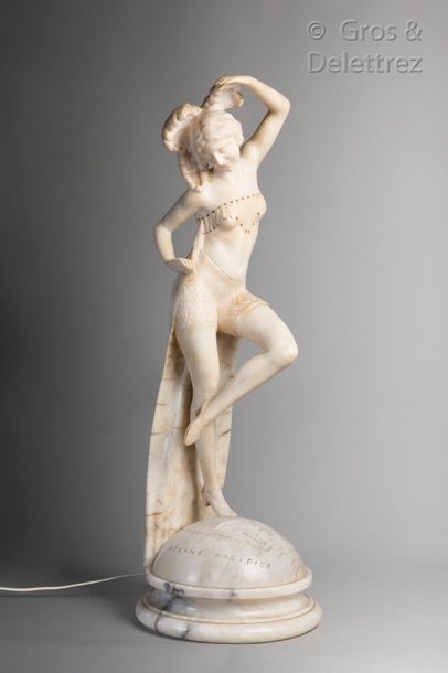 TRAVAIL VERS 1930. Sculpture en albatre figurant une danseuse au voile et coiffée...