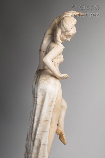 TRAVAIL VERS 1930. Sculpture en albatre figurant une danseuse au voile et coiffée...