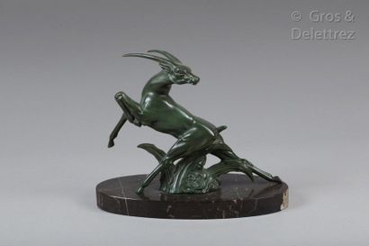 null Dans le style Art Deco

Gazelle bondissante

Épreuve en bronze à patine verte

Sur...