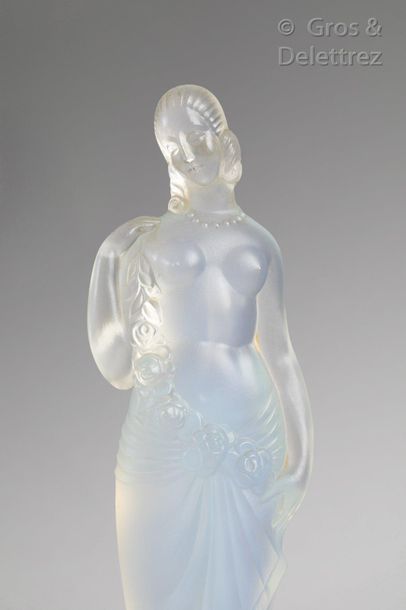 SABINO Sculpture en verre pressé-moulé opalescent figurant une femme reposant sur...