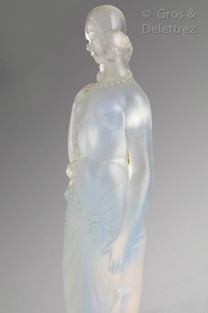 SABINO Sculpture en verre pressé-moulé opalescent figurant une femme reposant sur...