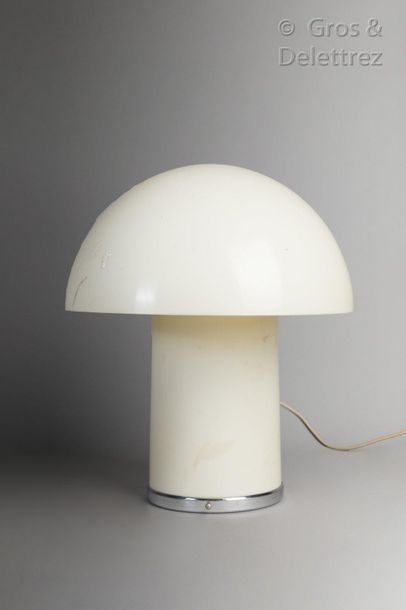 Verner Panton et Marcello Siard Lampe modèle «?Leila?» en acrylique et métal chromé.

Vers...