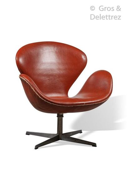 Arn JACOBSEN Swan model armchair in brown leather resting on a metal base. 

Publisher's...