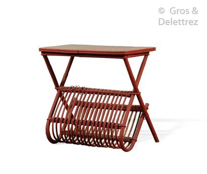 null Wicker magazine rack painted in red with a shelf.

52x54x34