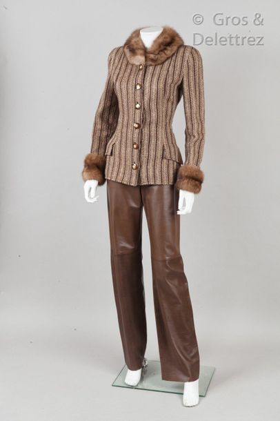 VALENTINO Boutique Ready-to-wear collection Fall/Winter 2000-2001

Jacket in beige...
