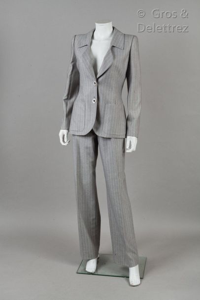 VALENTINO Circa 2000

Tailleur pantalon en laine chinée grise à rayures tennis blanches,...