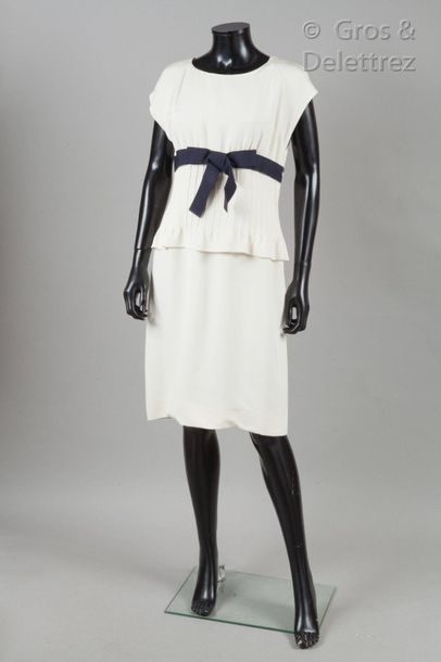 VALENTINO Circa 2001

Dress in ecru silk crepe, round neckline, small sleeves, chest...