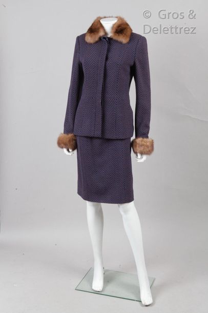 ROCHAS Femme Ready-to-wear collection Fall/Winter 1997-1998

Set in navy wool jersey,...