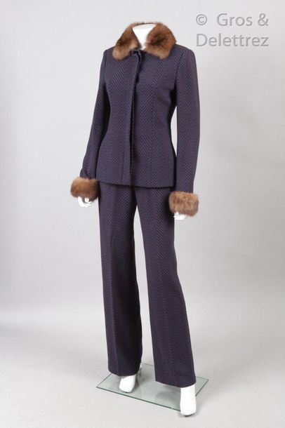 ROCHAS Femme Ready-to-wear collection Fall/Winter 1997-1998

Set in navy wool jersey,...