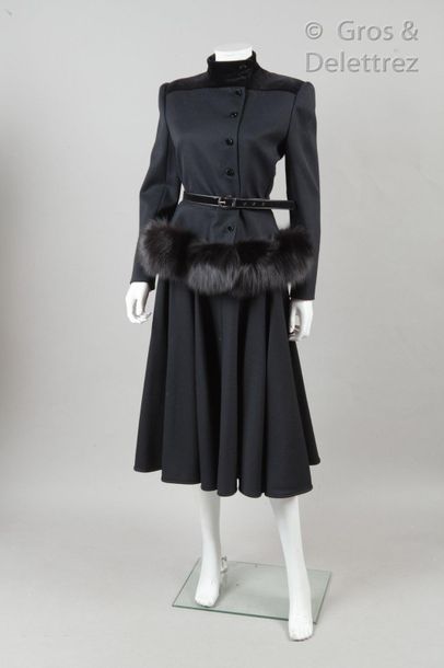 VALENTINO Boutique Circa 1996

Tailleur en lainage noir, composé d’une veste, petit...