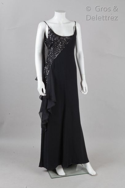 VALENTINO Ready-to-wear collection Fall/Winter 2000-2001

Long evening dress in black...