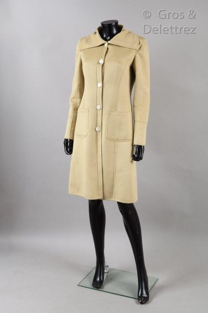 VALENTINO Circa 2002

Coat in almond cashgora wool, collar, single-breasted, two...
