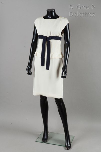 VALENTINO Circa 2002

Dress in ecru silk crepe, round neckline, small sleeves, chest...