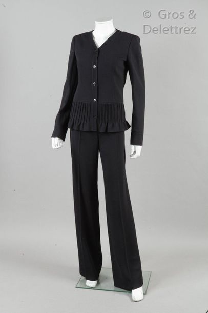 VALENTINO Circa 2002

Tailleur pantalon en crêpe noir, composé d’une veste, décolleté...