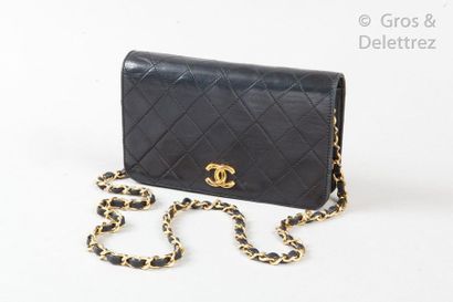 CHANEL Sac 19cm en cuir agneau matelassé noir, fermeture pression sur rabat, surmonté...