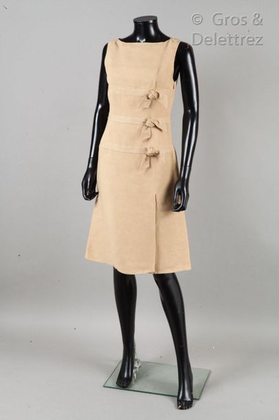 VALENTINO Ready-to-wear Spring/Summer 2002

Sleeveless dress in cotton sand, boat...