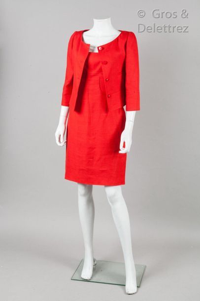 VALENTINO Circa 2003

Ensemble en lin rouge, composé d’une veste courte, encolure...