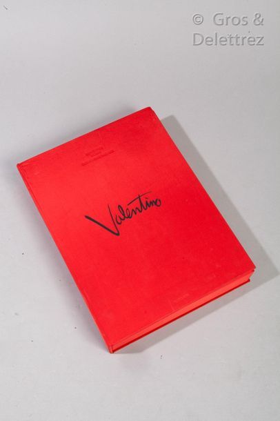 VALENTINO Livre “Una Grande Storia Italiana Valentino Garavani” n°0985 aux éditions...