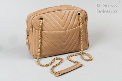 CHANEL Circa 1990

Sac “Caméra” 28cm en cuir agneau surpiqué à motif chevron noisette,...