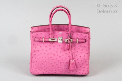 HERMÈS Paris made in France Année 2010

Sac “Birkin” 25cm en cuir autruche fuchsia,...