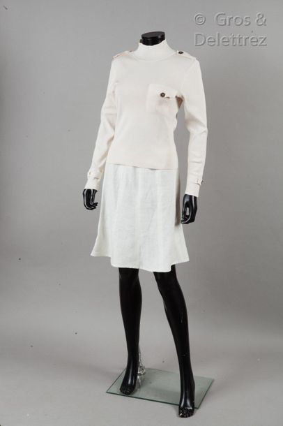 VALENTINO Circa 2005

Ecru set made up of a stretch knit top, small stand-up collar,...