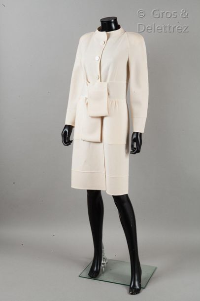 VALENTINO Ready-to-wear collection Spring/Summer 2005

Coat in ecru wool crepe, small...