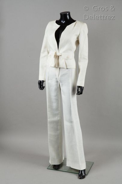 VALENTINO Collection Prêt-à-porter Printemps/Eté 2005

Tailleur pantalon en lin écru,...