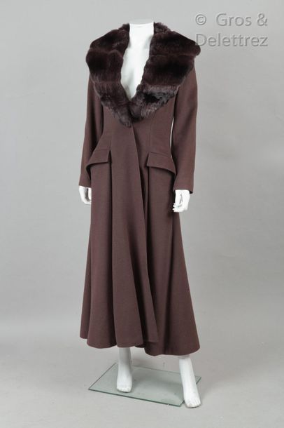 ANONYME Long frock coat in taupe cashgora, large shawl collar in glossy Lanigera...