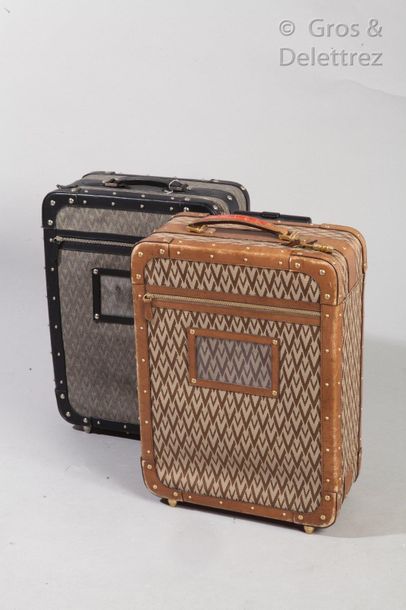 VALENTINO Lot composé de deux valises à roulettes en toile siglée, l’une noire l’autre...