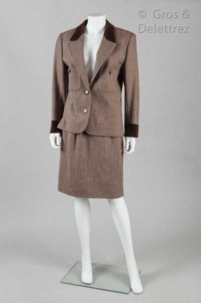 VALENTINO Miss V Circa 1990

Suit in beige, brown herringbone wool, made up of a...