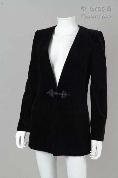 VALENTINO Boutique Circa 1990

Veste longue en velours de coton noir, décolleté en...