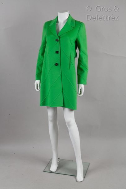 VALENTINO Circa 2009

Coat in apple green ribbed cashmere wool, notched shawl collar,...