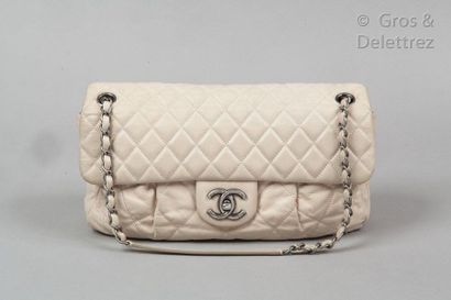 CHANEL par Karl LAGERFELD Circa 2010

Ivory quilted lambskin leather bag, "CC" clasp...